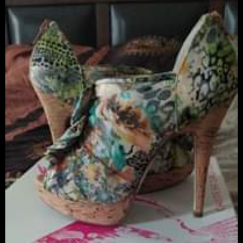 Peep toe floral sandal